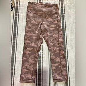 Athleta ultimate stash pocket texture, camo Capri size small